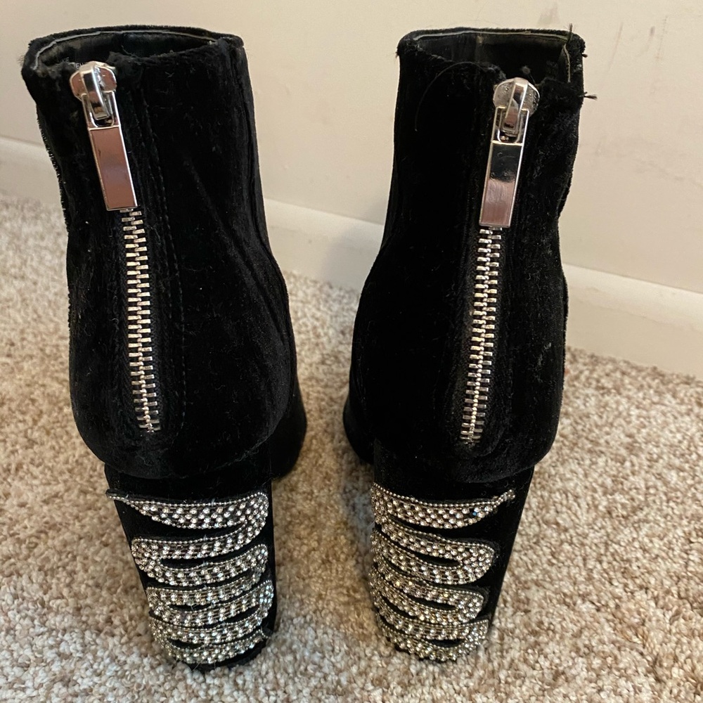 Velvet navy booties !